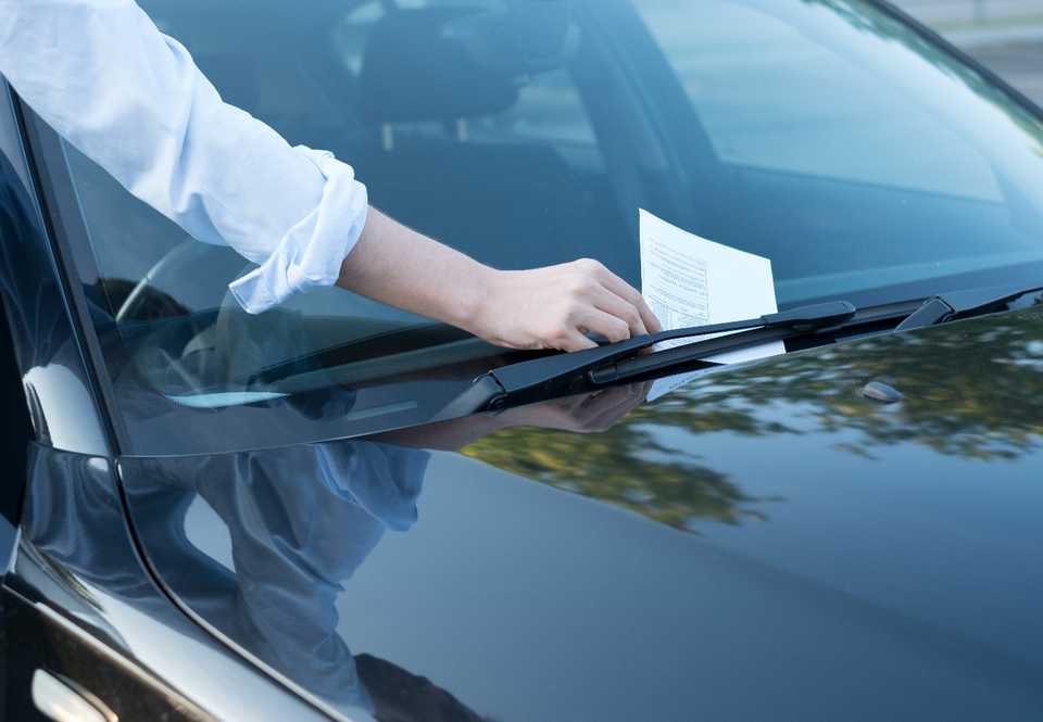 Une image contenant voiture, extérieur, personne