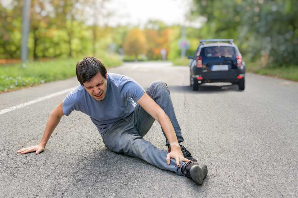 Une image contenant extérieur, route, arbre, patinage