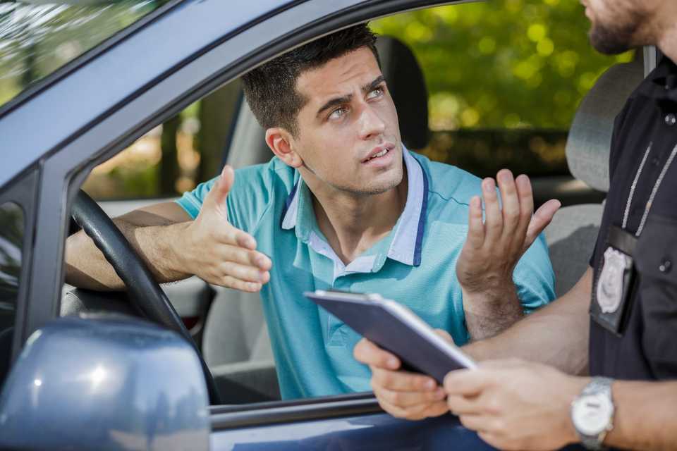 Une image contenant personne, voiture, homme, extérieur