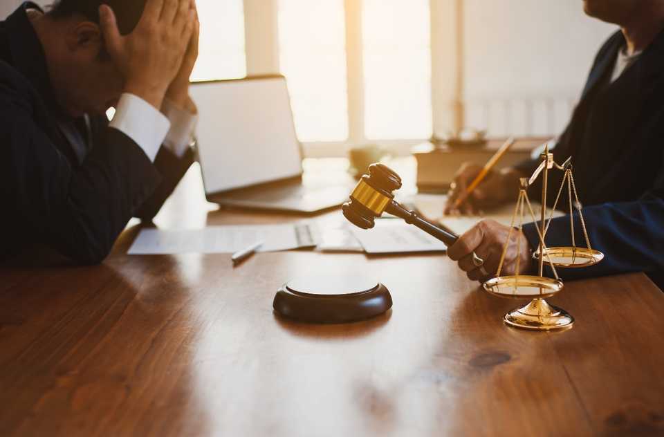 Une image contenant intérieur, table, personne