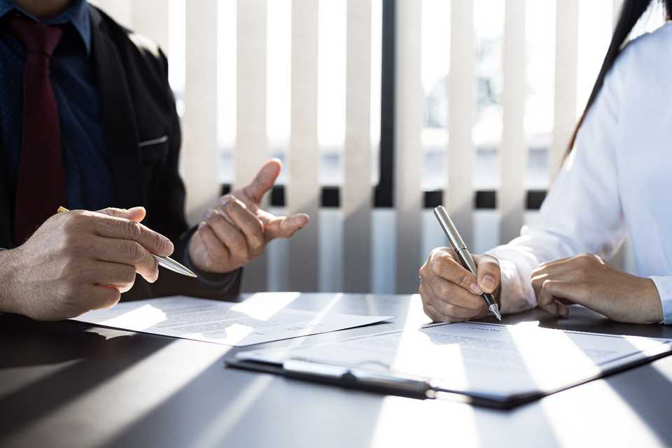 Une image contenant table, personne, intérieur, homme