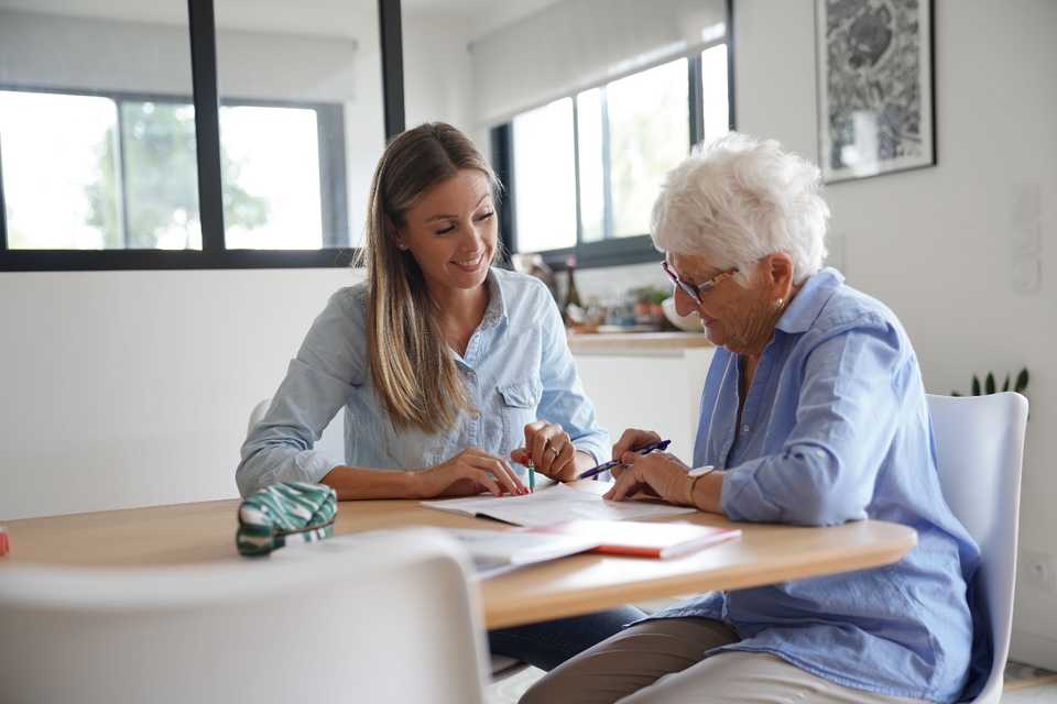 Une image contenant personne, fenêtre, intérieur