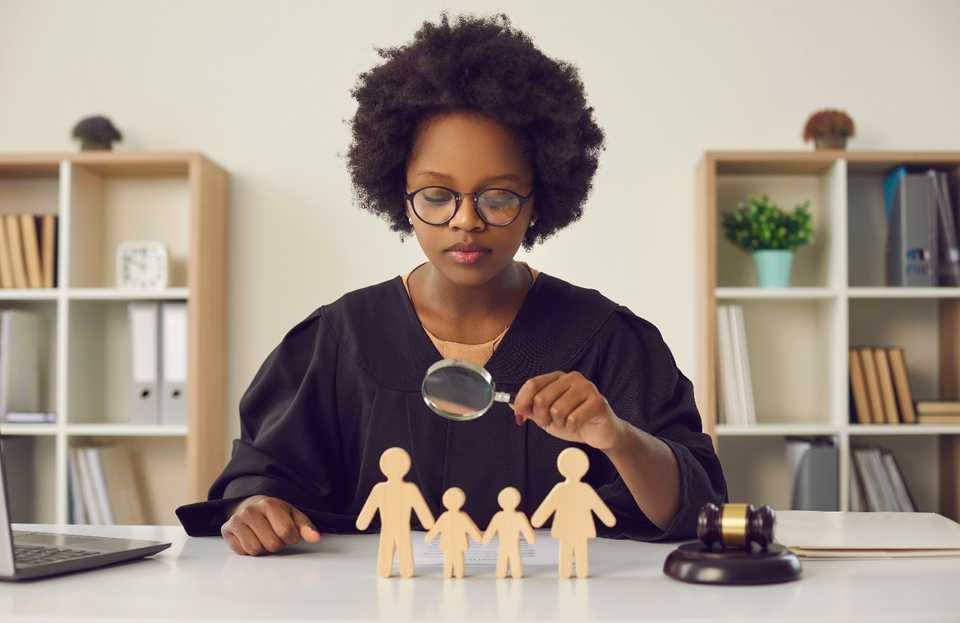 Une image contenant personne, mur, intérieur, table de salle à manger