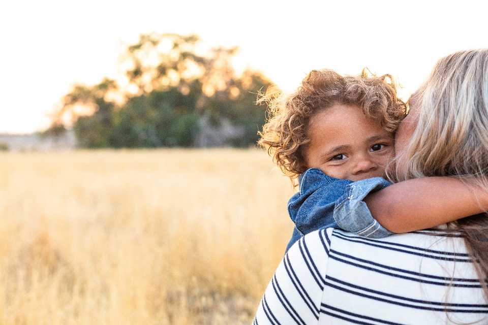 Une image contenant extérieur, herbe, ciel, personne