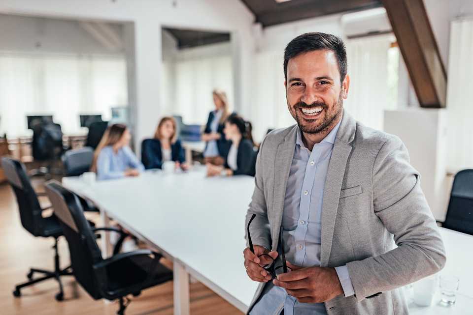 Une image contenant personne, intérieur, table, salle de conférence